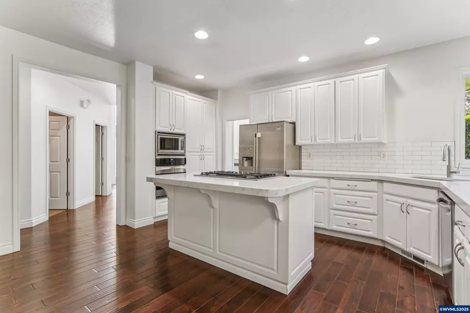 Kitchen - 585 Harbourtown Ct SE, Salem, OR 97306 photo 2 of 3