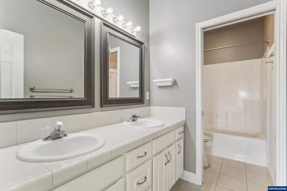 Bath - 585 Harbourtown Ct SE, Salem, OR 97306 photo 3 of 4