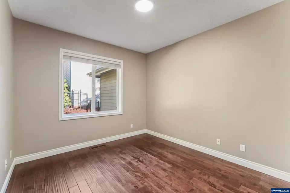 Bedroom - 585 Harbourtown Ct SE, Salem, OR 97306 photo 9 of 10