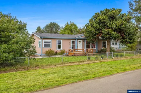 620 N Bay St, Waldport, OR 97394