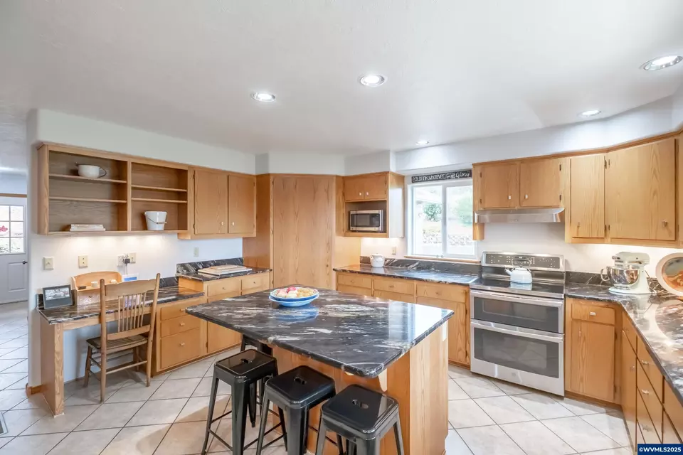 Kitchen - 16000 Airlie Rd, Monmouth, OR 97361 photo 2 of 6