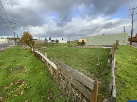 799 Edgewater St, Salem, OR 97304