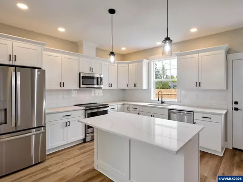 Kitchen - 818 Pine St, Silverton, OR 97381 photo 3 of 6