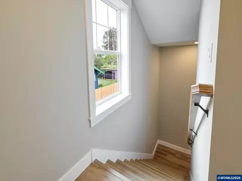 Entry Way - 818 Pine St, Silverton, OR 97381 photo 3 of 3