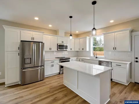 Kitchen - 818 Pine St, Silverton, OR 97381 photo 2 of 6