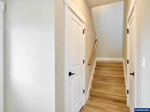 Entry Way - 818 Pine St, Silverton, OR 97381 photo 1 of 3