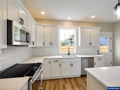 Kitchen - 818 Pine St, Silverton, OR 97381 photo 5 of 6