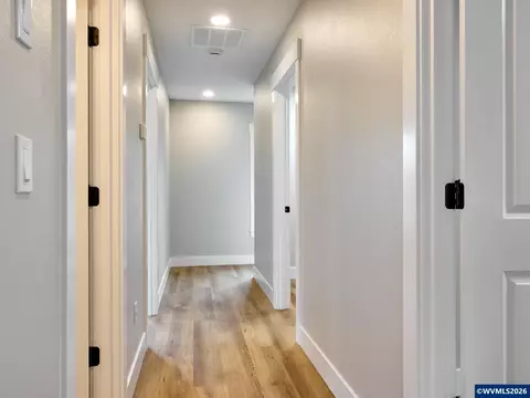 Entry Way - 818 Pine St, Silverton, OR 97381 photo 2 of 3