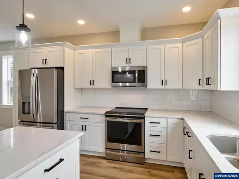 Kitchen - 818 Pine St, Silverton, OR 97381 photo 6 of 6