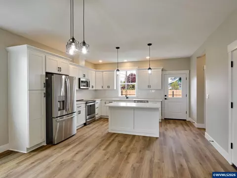 Kitchen - 818 Pine St, Silverton, OR 97381 photo 1 of 6