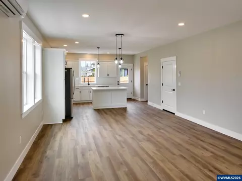 Living - 818 Pine St, Silverton, OR 97381 photo 2 of 3