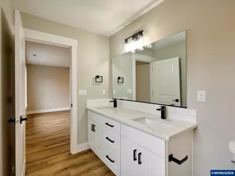 Bath - 818 Pine St, Silverton, OR 97381 photo 3 of 4
