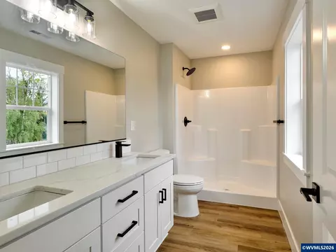Bath - 818 Pine St, Silverton, OR 97381 photo 2 of 4