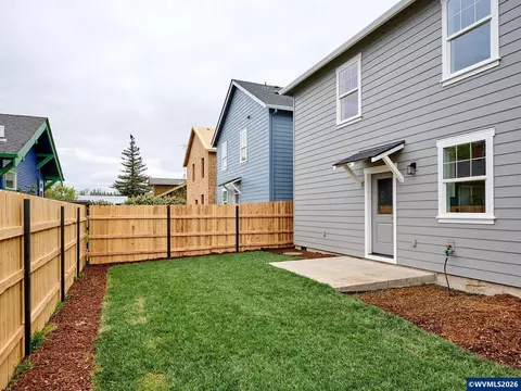 Exterior - 818 Pine St, Silverton, OR 97381 photo 5 of 7