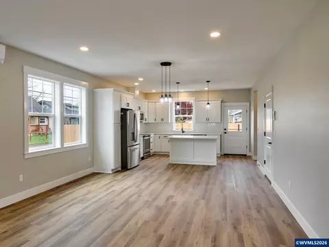 Living - 818 Pine St, Silverton, OR 97381 photo 3 of 3