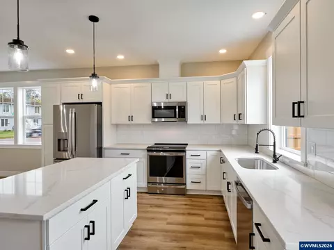 Kitchen - 818 Pine St, Silverton, OR 97381 photo 4 of 6