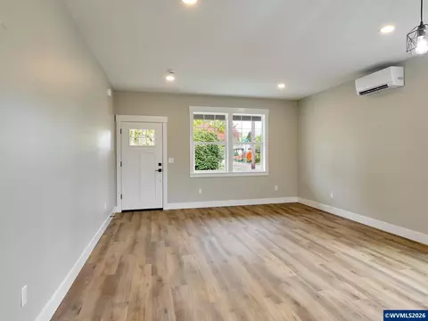 Living - 818 Pine St, Silverton, OR 97381 photo 1 of 3