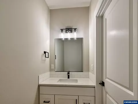 Bath - 818 Pine St, Silverton, OR 97381 photo 1 of 4
