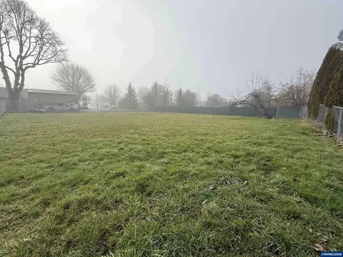 210 S 2nd St, Carlton, OR 97111