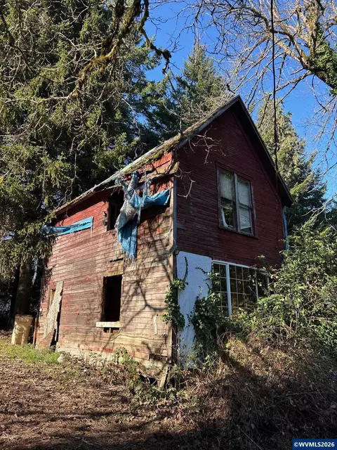 995 Parry Rd, Falls City, OR 97344