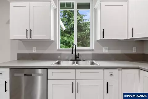 Kitchen - 2426 Oak St, Lyons, OR 97358 photo 2 of 6