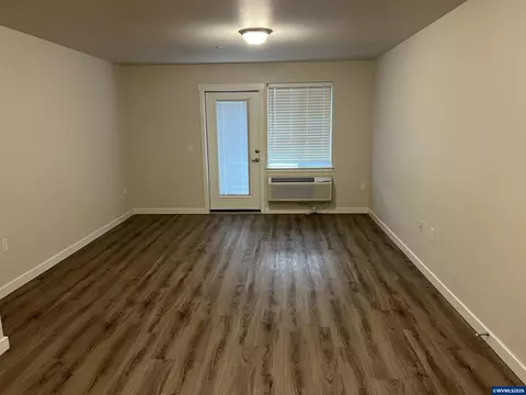 Living - 972 N 2nd St, Jefferson, OR 97352 photo 1 of 2