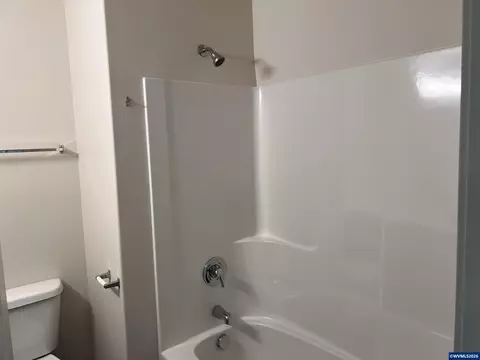 Bath - 972 N 2nd St, Jefferson, OR 97352 photo 2 of 2
