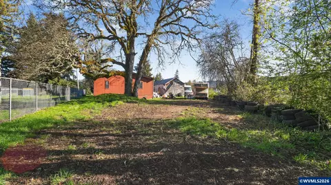 1901 Kalmia St, Sweet Home, OR 97386