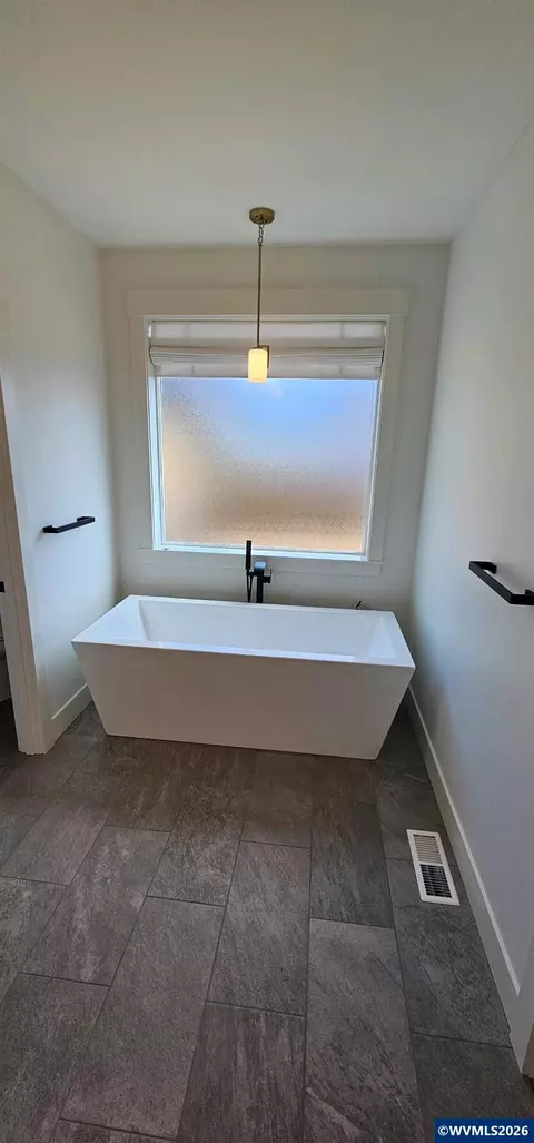 Bath - Model B Ballyntyne Rd S, Salem, OR 97302 photo 1 of 8