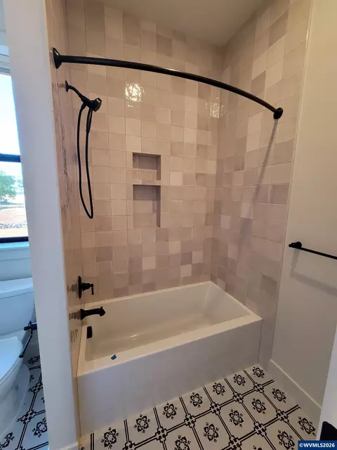 Bath - Model E Ballyntyne Rd S, Salem, OR 97302 photo 8 of 11