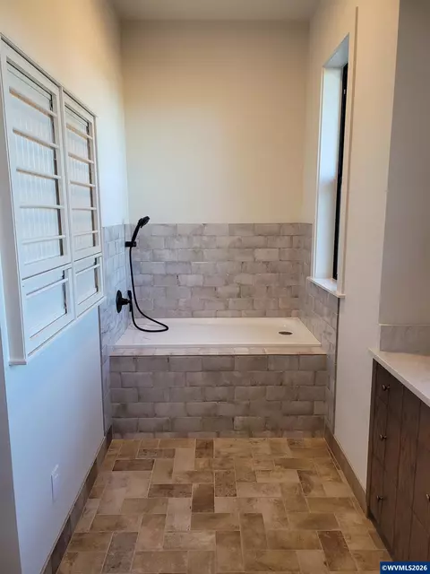 Bath - Model E Ballyntyne Rd S, Salem, OR 97302 photo 1 of 11