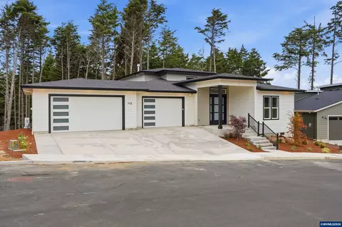 713 SE 42nd Pl, South Beach, OR 97366