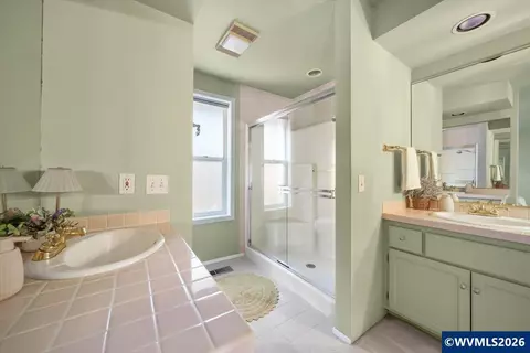 Bath - 1376 Brickley Rd, Eugene, OR 97401 photo 2 of 3