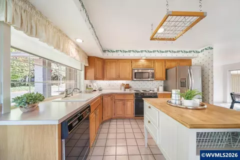 Kitchen - 1376 Brickley Rd, Eugene, OR 97401 photo 7 of 10