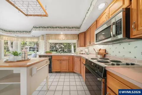 Kitchen - 1376 Brickley Rd, Eugene, OR 97401 photo 4 of 10