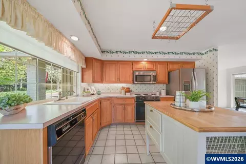 Kitchen - 1376 Brickley Rd, Eugene, OR 97401 photo 3 of 10