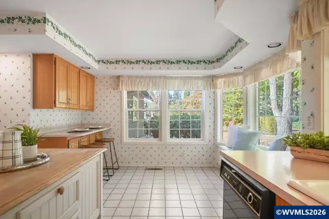 Kitchen - 1376 Brickley Rd, Eugene, OR 97401 photo 6 of 10