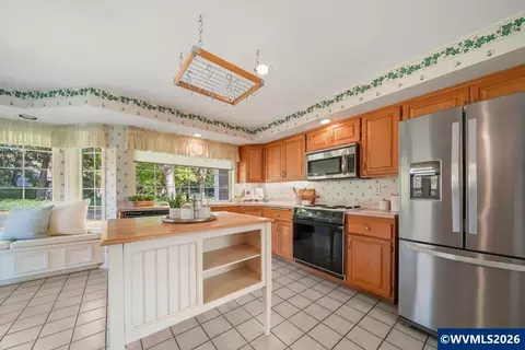 Kitchen - 1376 Brickley Rd, Eugene, OR 97401 photo 2 of 10