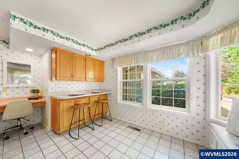 Kitchen - 1376 Brickley Rd, Eugene, OR 97401 photo 9 of 10