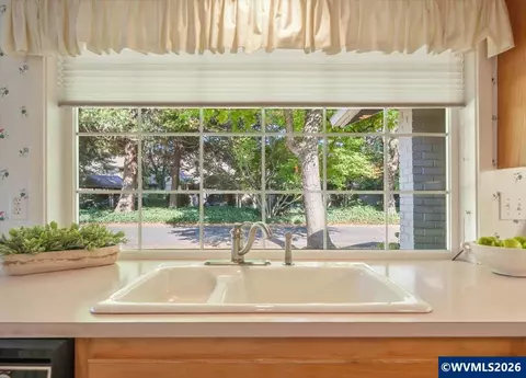 Kitchen - 1376 Brickley Rd, Eugene, OR 97401 photo 5 of 10