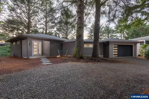 105 W Bay Point Rd, Gleneden Beach, OR 97388