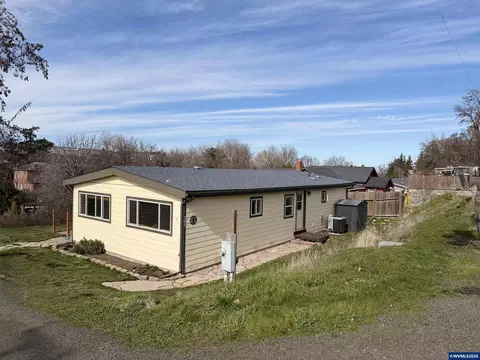 305 N Broad St, Weston, OR 97886