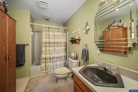 Bath - 11046 Winstanley Dr SE, Lyons, OR 97358 photo 5 of 6
