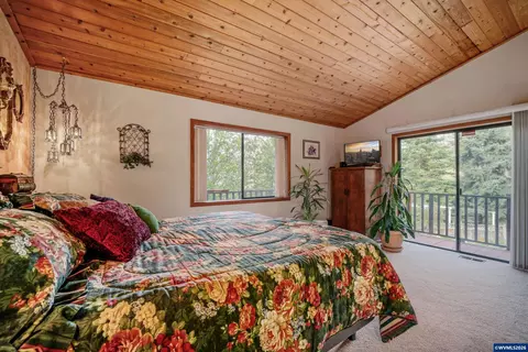 Bedroom - 11046 Winstanley Dr SE, Lyons, OR 97358 photo 3 of 4