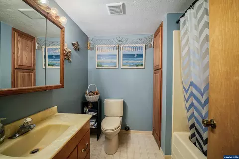 Bath - 11046 Winstanley Dr SE, Lyons, OR 97358 photo 1 of 6