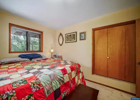 Bedroom - 11046 Winstanley Dr SE, Lyons, OR 97358 photo 2 of 4