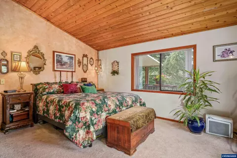 Bedroom - 11046 Winstanley Dr SE, Lyons, OR 97358 photo 4 of 4