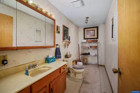 Bath - 11046 Winstanley Dr SE, Lyons, OR 97358 photo 6 of 6