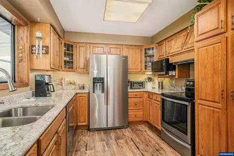 Kitchen - 11046 Winstanley Dr SE, Lyons, OR 97358 photo 3 of 4