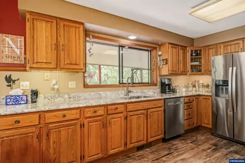 Kitchen - 11046 Winstanley Dr SE, Lyons, OR 97358 photo 2 of 4